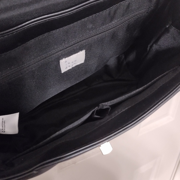 Black Crossbody Handbag - Picture 3 of 4